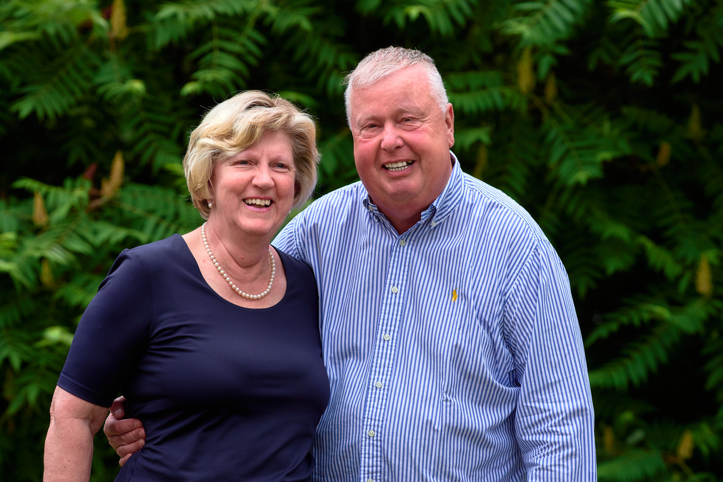 CVM_Monika_Matthias_Fischer Monika Fischer und Matthias Fischer stehen lächelnd nebeneinander.