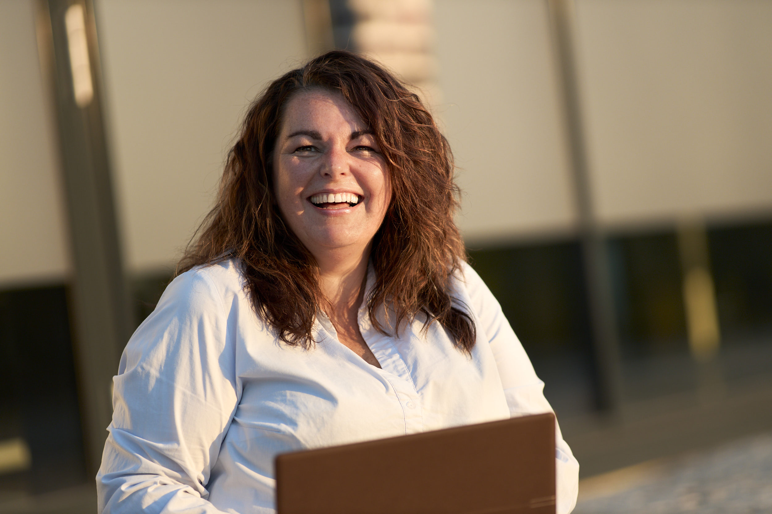 CVM_Antje_Schneider Antje Schneider lacht in die Kamera.